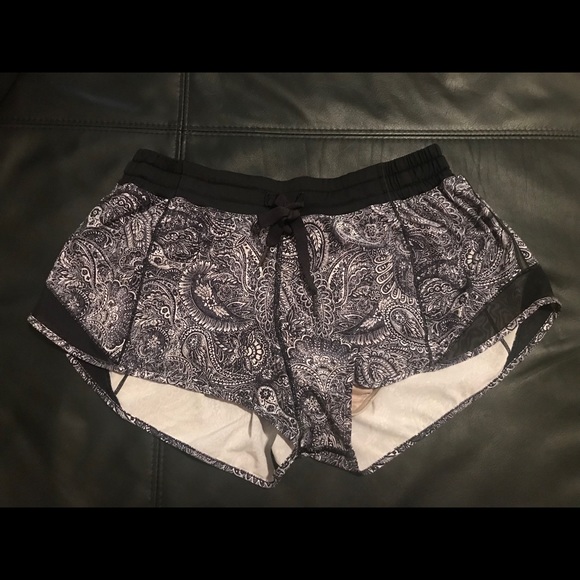 Lululemon Hotty Hot Shorts Size 10 - Picture 1 of 6